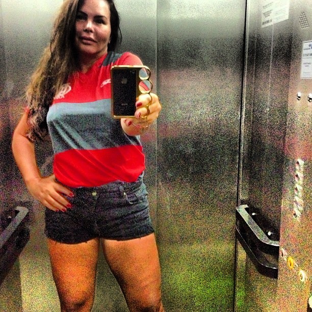 Cristina Mortágua posa com blusa do Flamengo (Foto: Instagram)