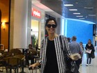 Camila Pitanga embarca com look elegante no aeroporto do Rio