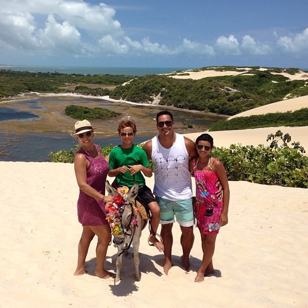 Carla Perez posta foto com a família (Foto: Instagram / Reprodução)