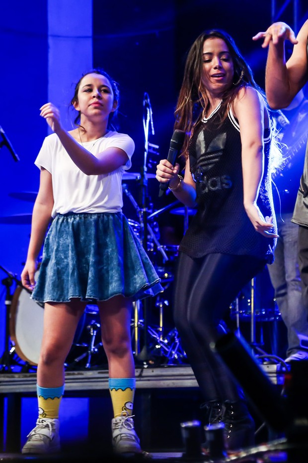 Anitta dança no palco com amiga (Foto: Manuela Scarpa / Foto Rio News)