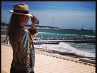 Com jaqueta brilhosa, Luciana Gimenez posta foto em Cannes