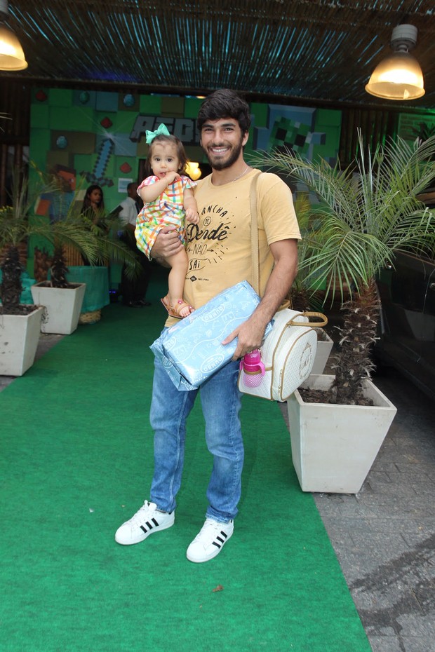 Hugo Moura com Maria Flor (Foto: Agnews)