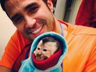 Latino protege macaco do frio: 'Tenho que agasalhar o neném'