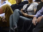 Com câmera na mão, Beyoncé assiste a partida de basquete