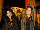 Com orelhinhas de urso, Vanessa Hudgens e irmã vão a Halloween