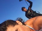 Hugo Moura se diverte em praia com Deborah Secco: 'Eu e elas'