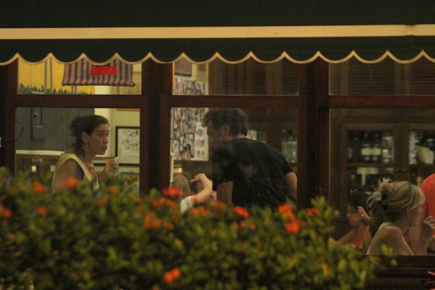 Domingos Montagner e Lilia Cabral com amigos em restaurante na Zona Sul do Rio (Foto: Delson Silva/ Ag. News)
