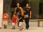 De barriga de fora, Juliana Paes passeia com filhos em shopping