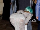 Lady Gaga abaixa para beijar fã e mostra o bumbum