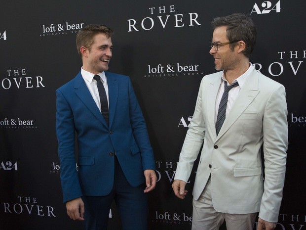 Robert Pattinson e Guy Pearce em première de filme em Los Angeles, nos Estados Unidos (Foto: Mario Anzuoni/ Reuters)