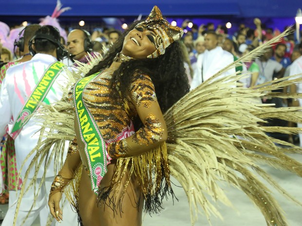 Evelyn Bastos em desfile da Mangueira na Marquês de Sapucaí, no Centro do Rio (Foto: Roberto Filho/ Brazil News)