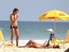 Débora Nascimento e José Loreto namoram na praia