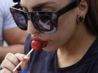 Chupando pirulito, Lady Gaga distribui autógrafos no Paraguai