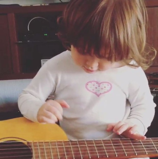 Filha de Dado Dolabella tocando violão (Foto: Instagram / Reprodução)