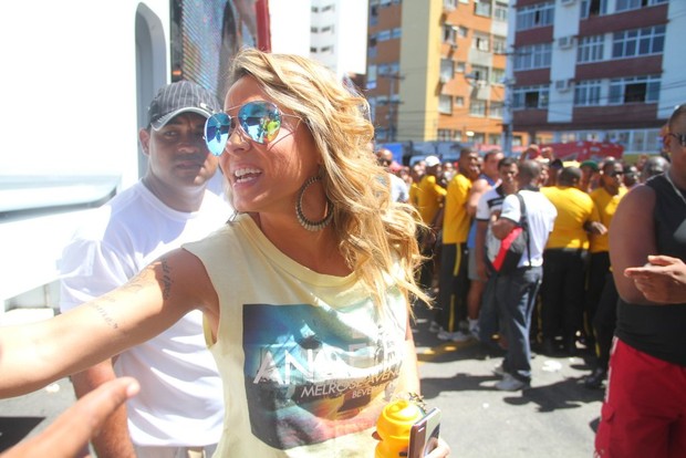 Alinne Rosa chega ao trio em Salvador (Foto: Thiago Duran e Wesley Costa /AgNews)