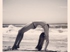 Miranda Kerr se estica toda praticando ioga 