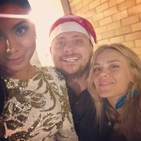 Anitta com o produtor Leo Fuchs e com Carolina Dieckmann em festa no Rio (Foto: Instagram/ Reprodução)