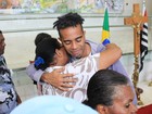 Família recebe carinho de fãs no segundo dia de velório de Jair Rodrigues