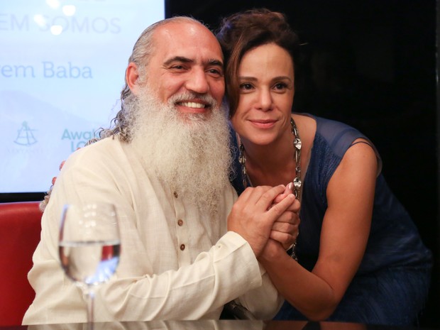 Sri Prem Baba e Vanesa Gerbelli em lançamento de livro na Zona Sul do Rio (Foto: Roberto Filho/ Brazil News)