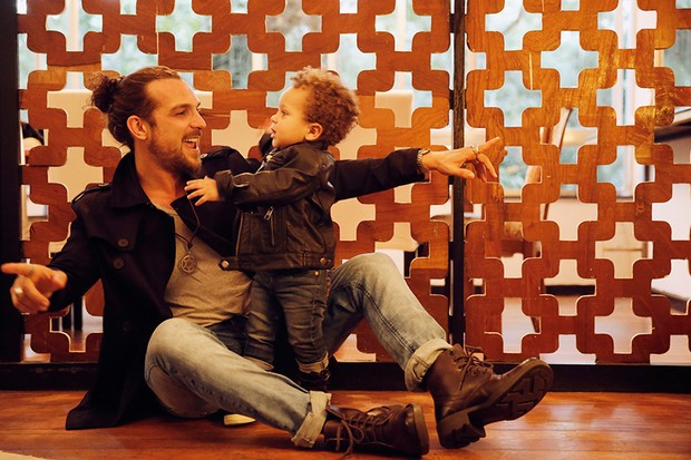 Igor Rickli com o filho (Foto: Marcos Serra Lima / EGO)