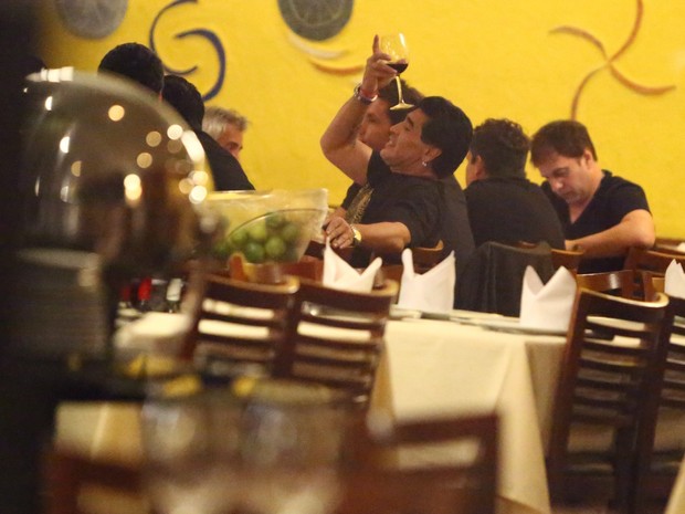 Maradona em restaurante na Zona Oeste do Rio (Foto: Marcello Sá Barreto/ Ag. News)