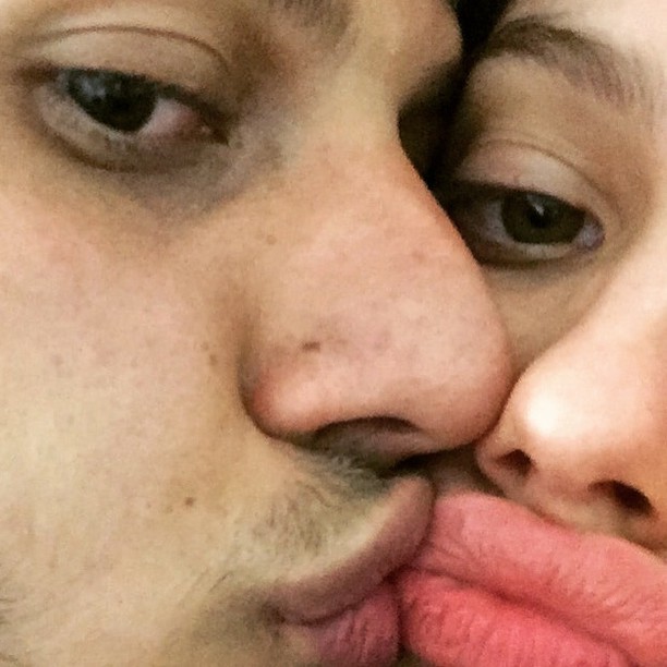 Chay Suede e Laura Neiva se beijam (Foto: Instagram/ Reprodução)