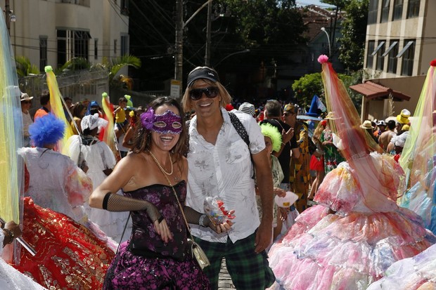 Eduardo Moscovis e fã no desfile do bloco Suvaco do Cristo (Foto: Felipe Panfili/AgNews)