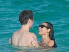 Demi Moore namora no mar e mostra corpo em forma em dia de praia
