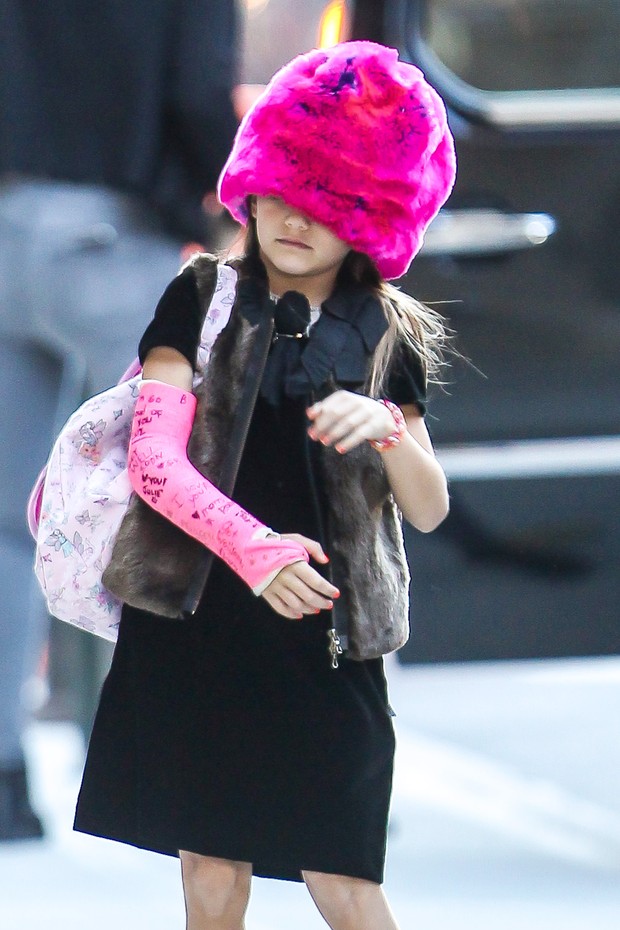 Suri Cruise usa chapéu de pelúcia pink e estampa sorriso no rosto (Foto: AKM-GSI BRASil / Splash News)