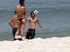 Kayky Brito joga futebol e exibe tanquinho em praia carioca