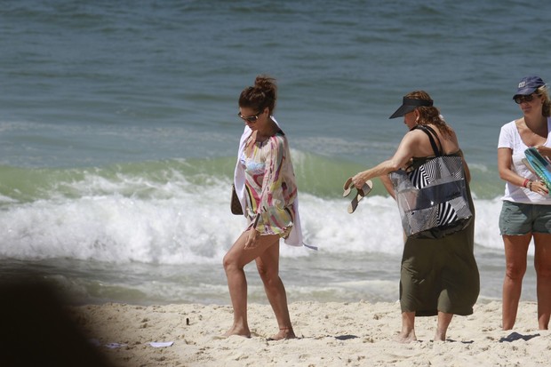 Giovanna Antonelli na praia da Barra da Tijuca, RJ (Foto: Dilson Silva / Agnews)