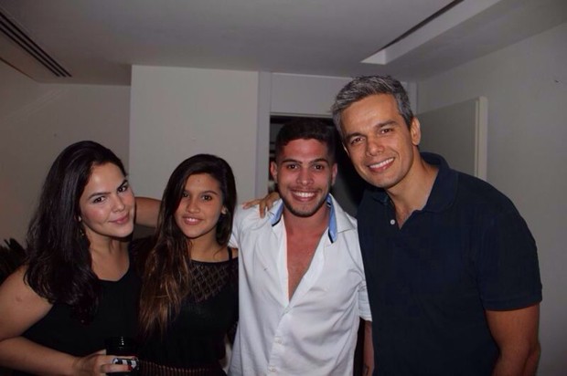 Giulia Costa e Otaviano com amigos (Foto: Reprodução/Instagram)