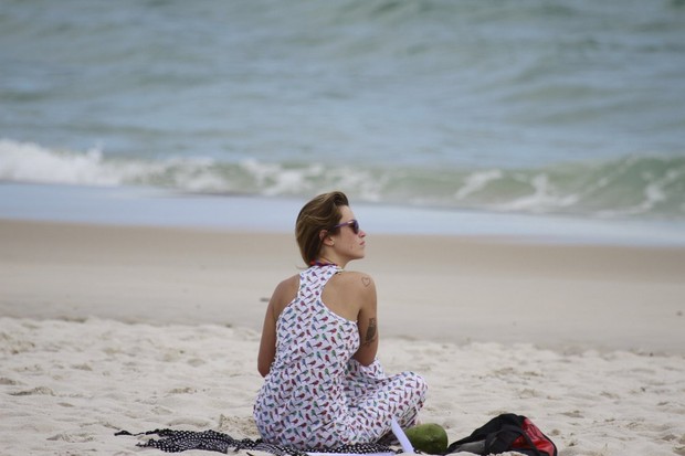 Juliana Didone na praia da Barra (Foto: Dilson Silva / AgNews)