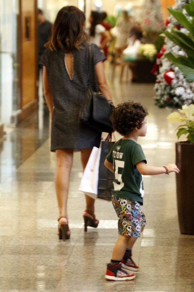 Dani Suzuki e o filho Kauai no shopping (Foto: Marcos Ferreira / photo rio news)
