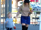 Hilary Duff cai na gargalhada com brincadeira do filho para fotógrafo