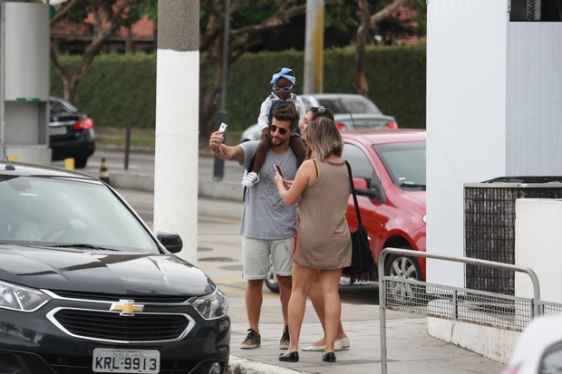 Bruno Gagliasso é tietado por fã durante passeio com a filha, Titi (Foto: Agnews)