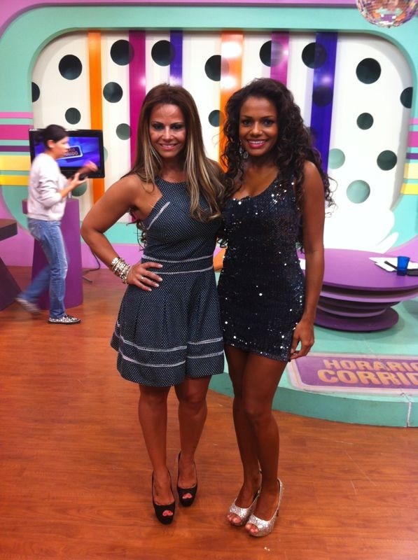 Viviane Araújo e Quitéria Chagas na TV argentina (Foto: Divulgação/Quitéria Chagas)