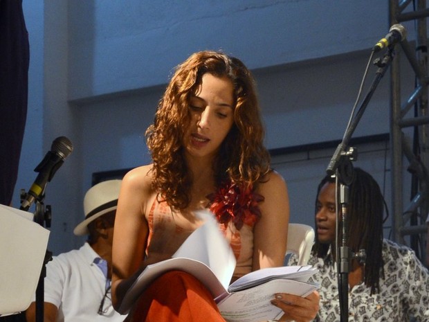 Camila Pitanga em leitura de texto (Foto: Léo Marinho / Agnews)