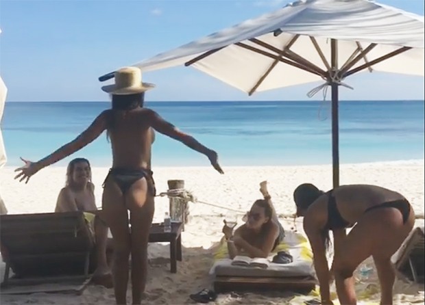 Emily Ratajkowski faz topless em vídeo em praia paradisíaca (Foto: Reprodução/Instagram)