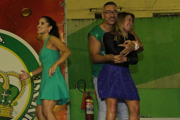 Camila Camargo e Zilu com o carnavalesco da Imperatriz Leopoldinense, Cahê Rodrigues (Foto: Ag News)