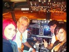 Babi Rossi e Thais Bianca fazem a alegria de pilotos em viagem de avião