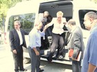 Com bota ortopédica, Xuxa inaugura escola em homenagem a Hebe 