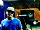 Gravando CD solo, Thiago Martins posa em estúdio 