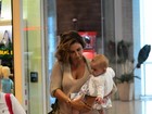 Acompanhada da filha, Guilhermina Guinle embarca em aeroporto do Rio
