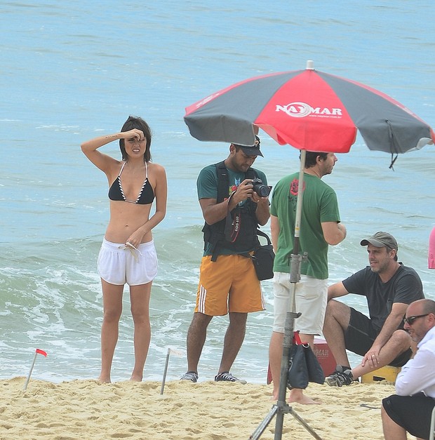 Maria Casadevall grava Amor à vida na praia (Foto: William Oda / Foto Rio News)