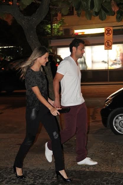 Fred e a namorada vão a restaurante no Rio (Foto: Rodrigo dos Anjos / AgNews)