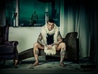Mateus Verdelho aparece sexy e de boá em ensaio fotográfico