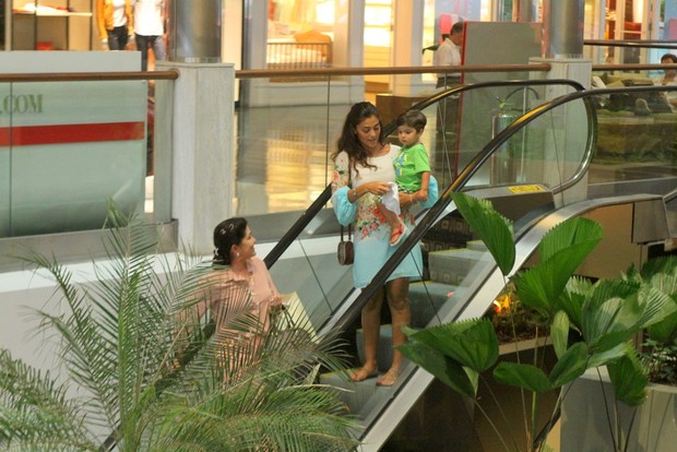 No colo da mãe, Pedro chama atenção de frequentadora do shopping (Foto: Daniel Delmiro/Ag News)