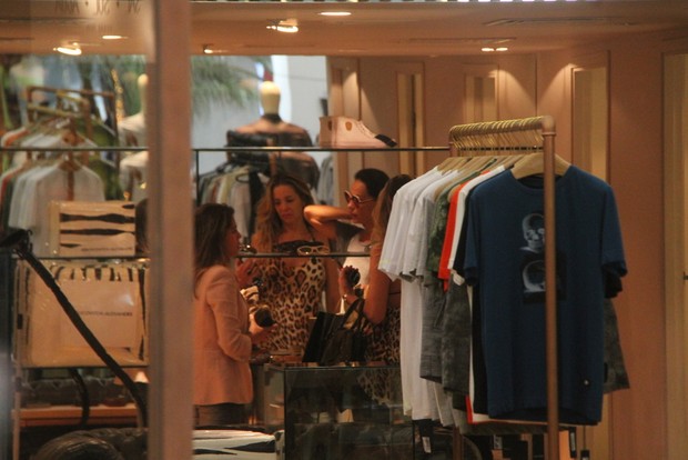 Carolina Ferraz e Danielle Winits fazem compras (Foto: Daniel Delmiro/AgNews)