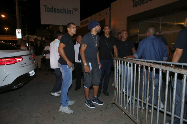 Adriano Imperador chega rodeado de seguranças em sua festa de aniversário (Foto: AgNews)